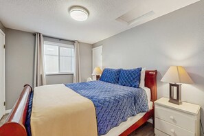 1 bedroom, WiFi, bed sheets - Dog Friendly Room with Kitchen Located Near the Beach and Downtown (Rockaway Beach)