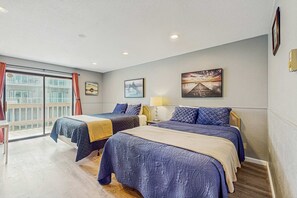 Iron/ironing board, WiFi, bed sheets - Dog Friendly Spacious Room Located Near the Beach and Downtown (Rockaway Beach)