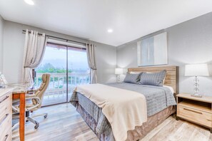 2 bedrooms, desk, WiFi, bed sheets - Dog friendly Two Room Combination Walk to Downtown and the Beach (Rockaway Beach)