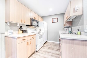 Refrigerador, microondas, horno, placa de cocina