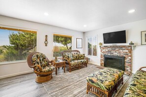 TV, offices - Entire oceanfront duplex with ocean view expansive deck and beach access (Rockaway Beach)