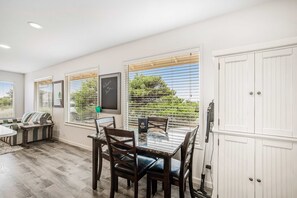 Dining - Entire oceanfront duplex with ocean view expansive deck and beach access (Rockaway Beach)