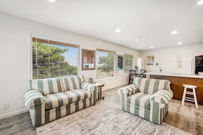 TV, offices - Entire oceanfront duplex with ocean view expansive deck and beach access (Rockaway Beach)