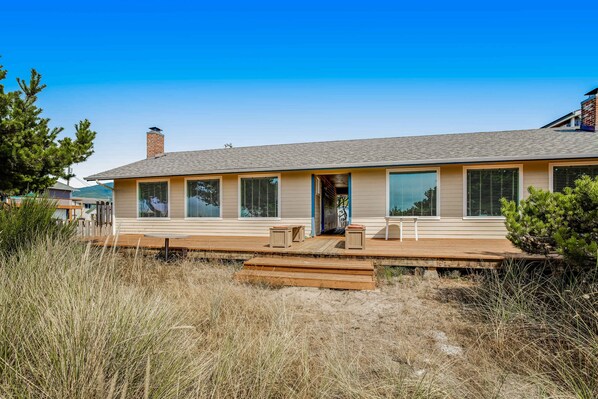 Exterior - Entire oceanfront duplex with ocean view expansive deck and beach access (Rockaway Beach)
