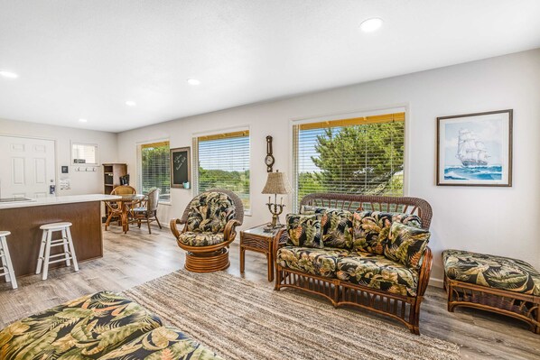 TV, offices - Oceanfront home with sunny deck WiFi and washer dryer (Rockaway Beach)