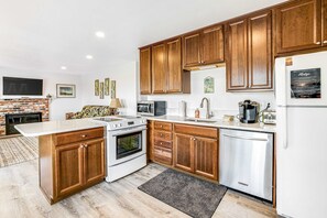 Fridge, microwave, oven, stovetop - Oceanfront home with sunny deck WiFi and washer dryer (Rockaway Beach)