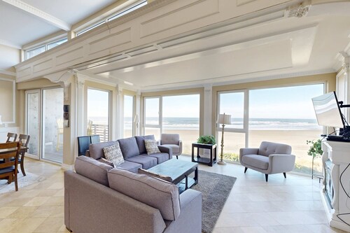 Gorgeous oceanfront condo with great views and beach access