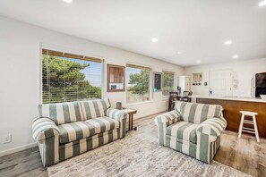 TV, offices - Oceanfront dog friendly home with sunny deck ocean view and washer dryer (Rockaway Beach)