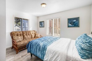 2 bedrooms, iron/ironing board, WiFi, bed sheets - Oceanfront dog friendly home with sunny deck ocean view and washer dryer (Rockaway Beach)