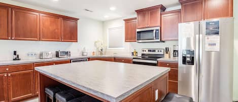 Geladeira, micro-ondas, fogão, cooktop