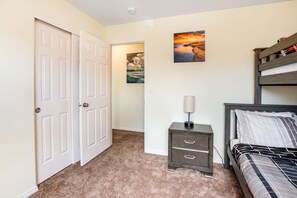 8 bedrooms, iron/ironing board, WiFi, bed sheets - Wonderful duplex with central AC 2 washer dryers 1 minute walk to beach (Rockaway Beach)