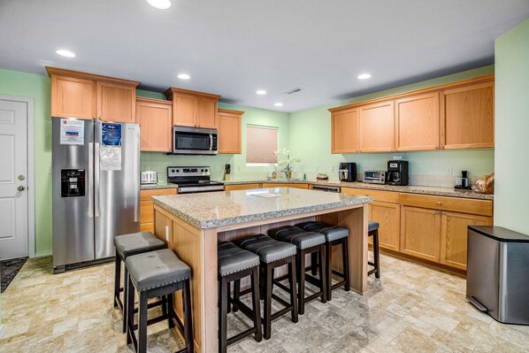 Fridge, microwave, oven, stovetop - Beachside home with central AC washer dryer 1 minute walk to beach (Rockaway Beach)