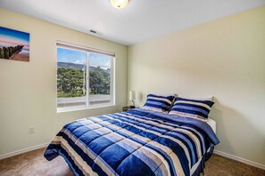 4 bedrooms, iron/ironing board, WiFi, bed sheets - Beachside home with central AC washer dryer 1 minute walk to beach (Rockaway Beach)