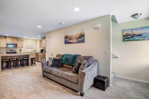 TV, offices - Beachside home with central AC washer dryer 1 minute walk to beach (Rockaway Beach)