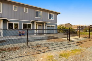 Exterior - Large and convenient duplex suite with central AC and with D walk 1 minute to beach (Rockaway Beach)