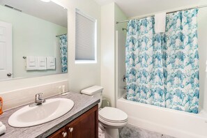Shower, hair dryer, towels, shampoo - Large and convenient duplex suite with central AC and with D walk 1 minute to beach (Rockaway Beach)
