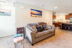 TV, offices - Large and convenient duplex suite with central AC and with D walk 1 minute to beach (Rockaway Beach)