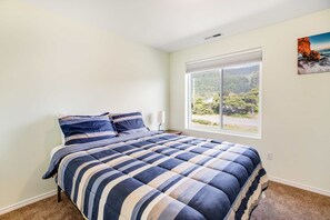 4 bedrooms, iron/ironing board, WiFi, bed sheets - Large and convenient duplex suite with central AC and with D walk 1 minute to beach (Rockaway Beach)