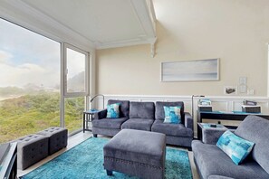 TV, offices - Elegant oceanfront condo with deck and extraordinary views dog friendly (Rockaway Beach)