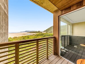 Property grounds - Elegant oceanfront condo with deck and extraordinary views dog friendly (Rockaway Beach)