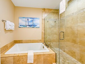 Shower, hair dryer, towels, shampoo - Elegant oceanfront condo with deck and extraordinary views dog friendly (Rockaway Beach)