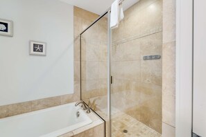 Dusche, Haartrockner, Handtücher, Shampoo