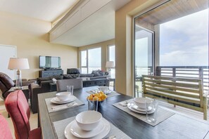 Dining - Contemporary oceanfront condo with amazing views dog friendly (Rockaway Beach)