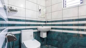 Deluxe Twin Room | Iron/ironing board, free WiFi