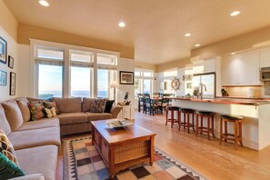 TV, fireplace, DVD player, stereo - Dog Friendly Waterfront Bungalow Just Steps to the Sand and Waves (Rockaway Beach)
