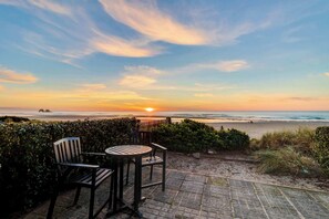 Outdoor dining - Dog Friendly Waterfront Bungalow Just Steps to the Sand and Waves (Rockaway Beach)