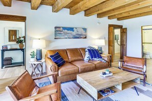 TV, fireplace - Solera Lodge: Your Taos Adventure Basecamp (VALDEZ)