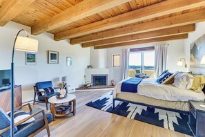 Iron/ironing board, WiFi, bed sheets - Solera Lodge: Your Taos Adventure Basecamp (VALDEZ)