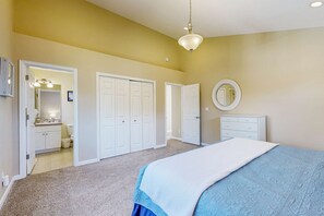 3 bedrooms, iron/ironing board, WiFi, bed sheets - Ocean side home steps from sand dog friendly (Rockaway Beach)