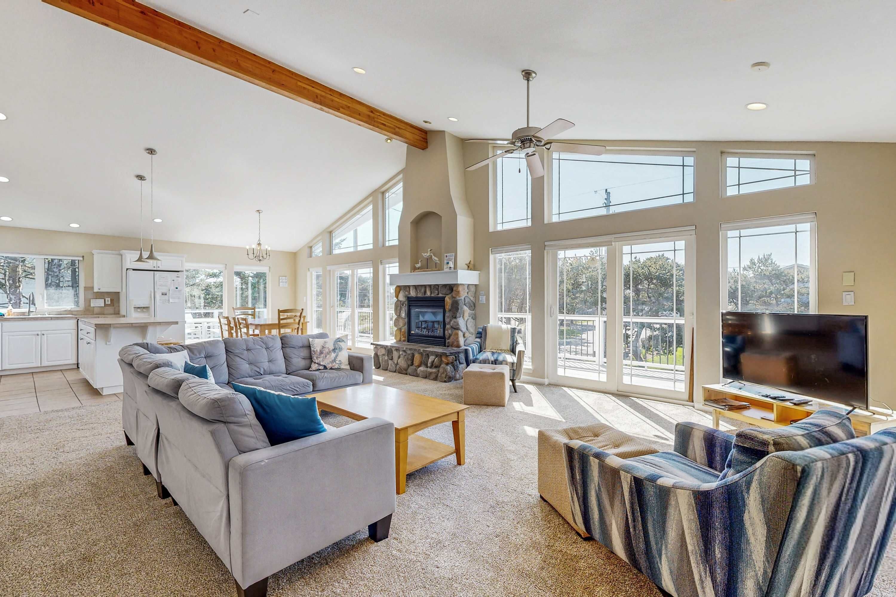 Una televisión, una chimenea, un reproductor de DVD, una oficina