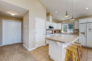 Fridge, microwave, oven, stovetop - Ocean side home steps from sand dog friendly (Rockaway Beach)