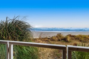 On the beach - Oceanfront townhome with amazing views decks beach access and updated kitchen (Rockaway Beach)