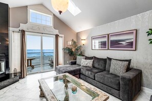 TV, DVD player, stereo, offices - Oceanfront townhome with amazing views decks beach access and updated kitchen (Rockaway Beach)