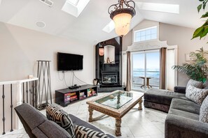 TV, DVD player, stereo, offices - Oceanfront townhome with amazing views decks beach access and updated kitchen (Rockaway Beach)