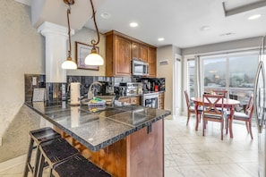 Coffee/tea maker, fridge, microwave, oven - Oceanfront townhome with amazing views decks beach access and updated kitchen (Rockaway Beach)