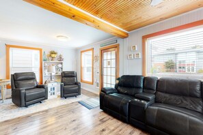 TV, fireplace, DVD player, offices - Dog Friendly Cottage with Private Hot Tub Close to Beach and Downtown (Rockaway Beach)