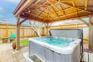 Outdoor spa tub - Dog Friendly Cottage with Private Hot Tub Close to Beach and Downtown (Rockaway Beach)