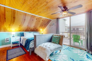 3 bedrooms, WiFi, bed sheets - Dog Friendly Cottage with Private Hot Tub Close to Beach and Downtown (Rockaway Beach)