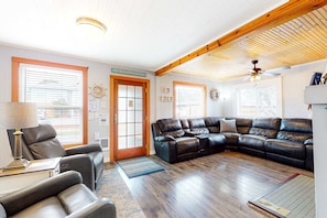 TV, fireplace, DVD player, offices - Dog Friendly Cottage with Private Hot Tub Close to Beach and Downtown (Rockaway Beach)