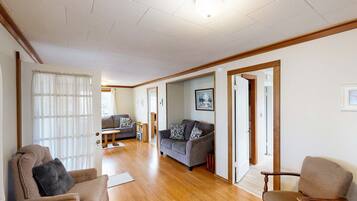 Téléviseur, foyer, lecteur de DVD, bureau