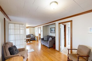 Téléviseur, foyer, lecteur de DVD, bureau