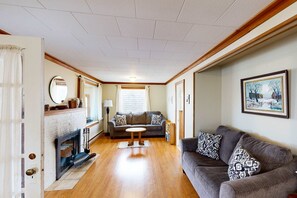 Téléviseur, foyer, lecteur de DVD, bureau