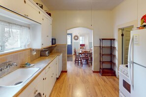 Fridge, microwave, oven, stovetop - Charming Cottage with Central Location Mountain Views and Beach Access Across Street (Rockaway Beach)