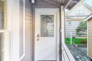 Exterior detail - Charming Cottage with Central Location Mountain Views and Beach Access Across Street (Rockaway Beach)