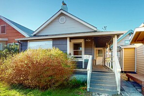 Exterior - Charming Cottage with Central Location Mountain Views and Beach Access Across Street (Rockaway Beach)