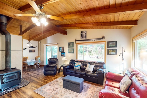 TV, fireplace - Cozy home in peaceful neighborhood near park beach shops and restaurants (Rockaway Beach)